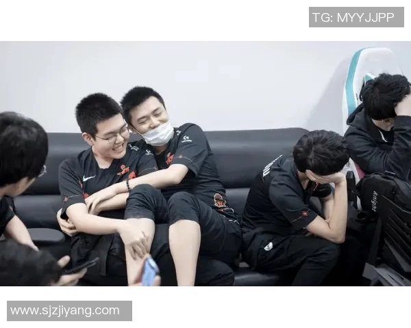 球迷众筹赠送教练战术平板表达支持与深情厚谊